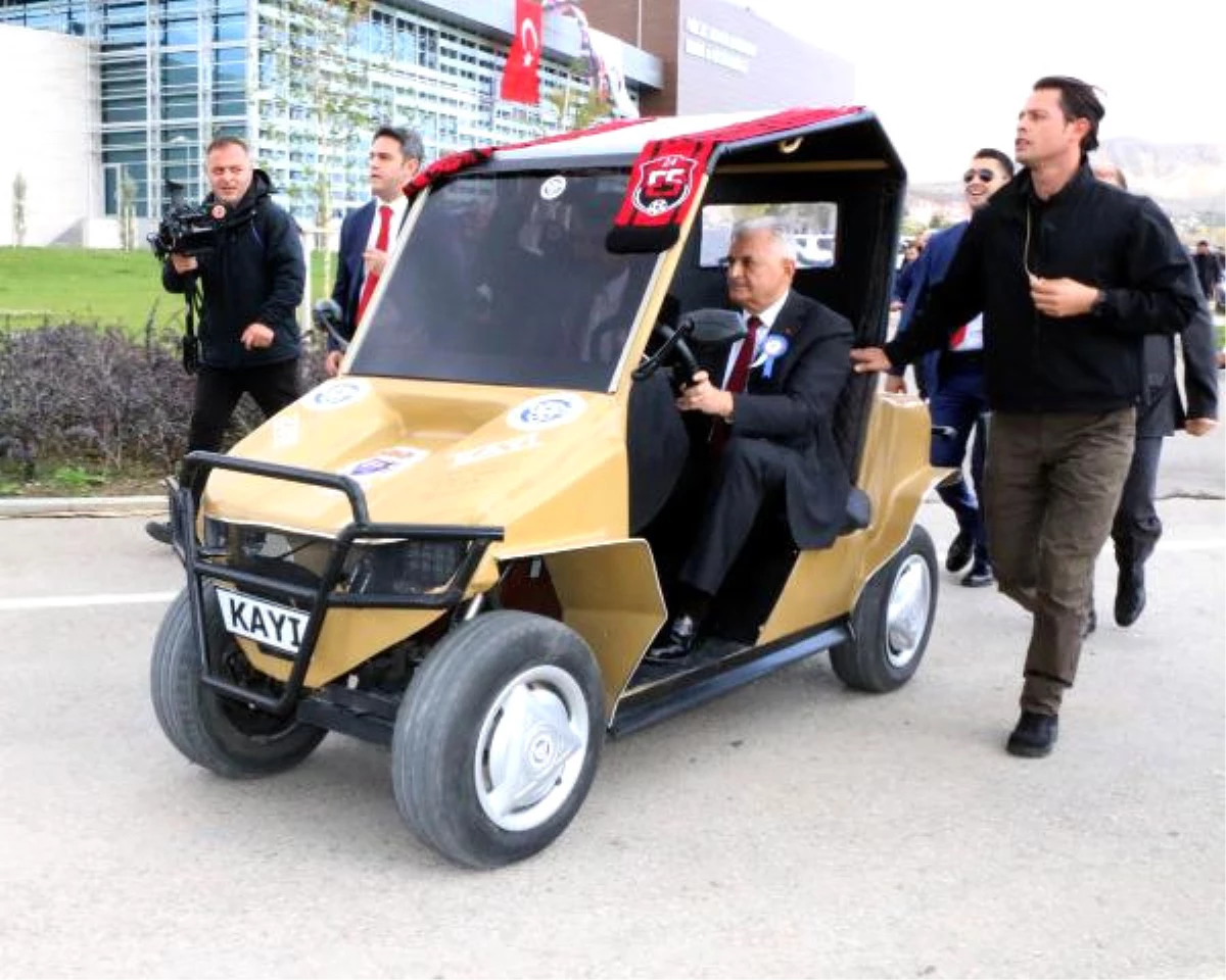 TBMM Başkanı Yıldırım, Öğrencilerin Yaptığı Elektrikli Otomobili Test Etti