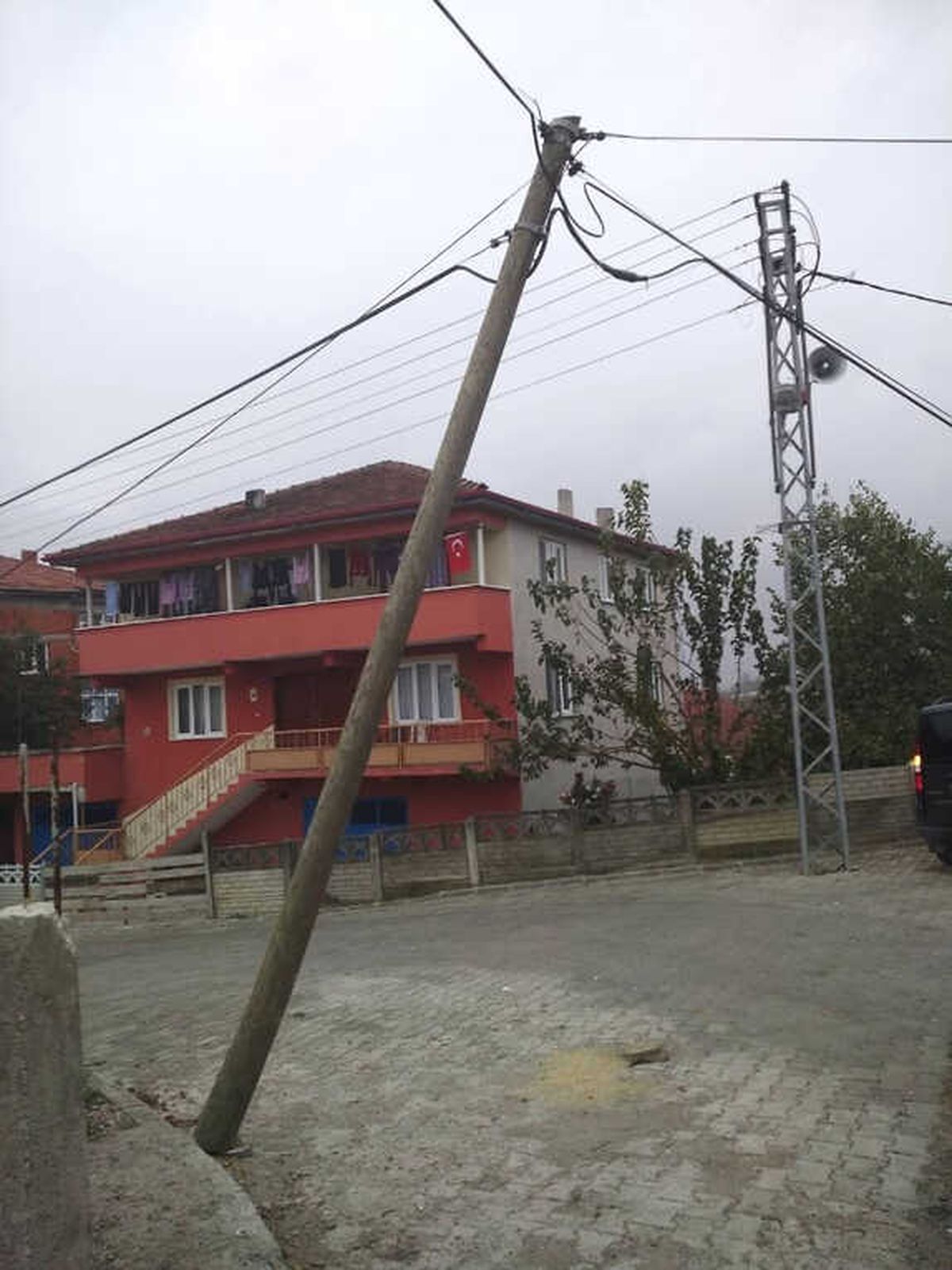 Telefon Direğini Motorlu Testere ile Kestiler