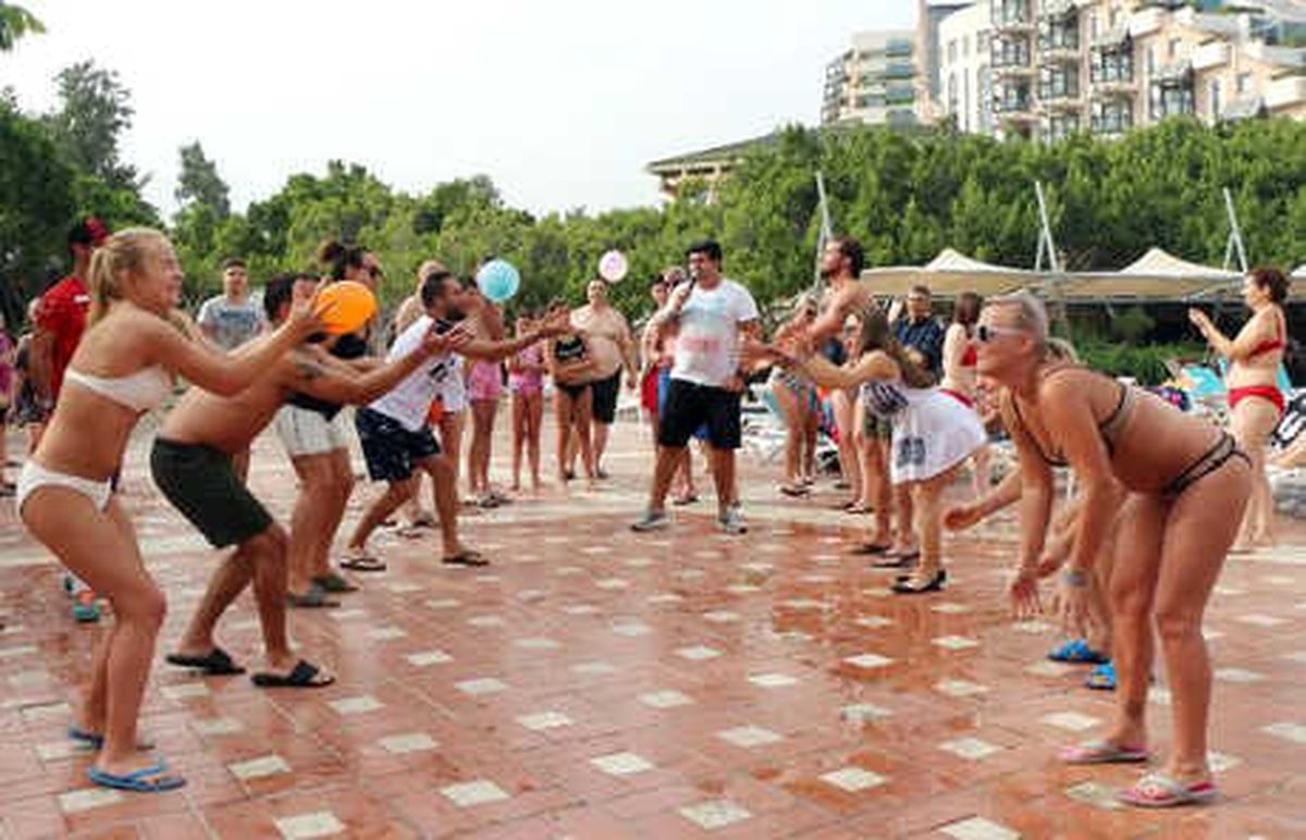 Turistler, Kemer\'de Sıcak Havanın Keyfini Sürüyor