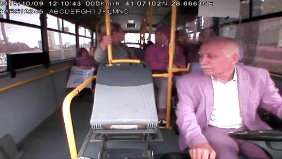 Minibüste Dehşet! Yaşlı Sürücüye Yumruklu Saldırı Kamerada