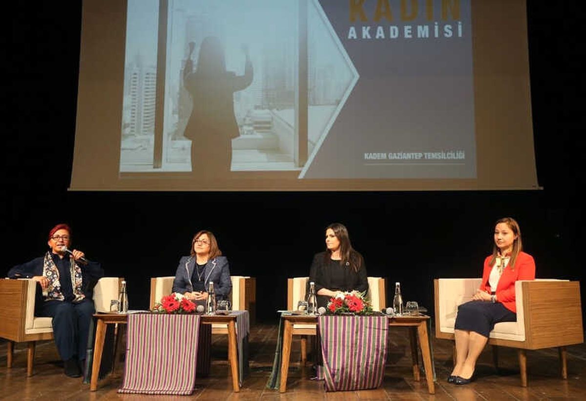 Yerel Yönetimde Kadın Akademisinin Sertifika Töreni Düzenlendi