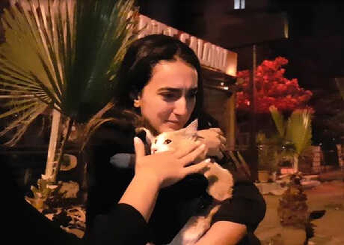 6\'ncı Kattan Düşen Kedisine Kavuşunca Gözyaşı Döktü