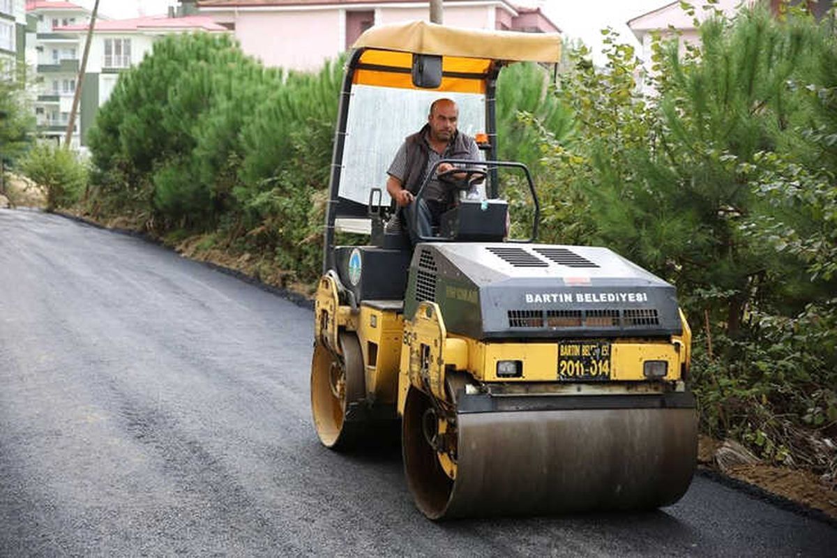 Araç Yolu Sıcak Asfalt ile Düzenleniyor