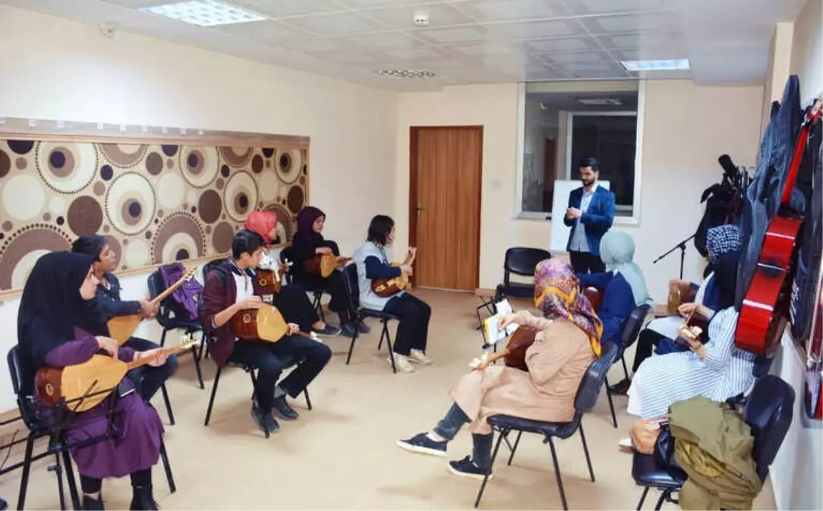 Bağlama Kursunda Yeteneklerini Sergiliyorlar