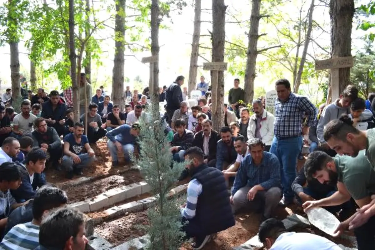 Baraj Gölünde Balık Avlarken Boğulan 3 Arkadaşın Cenazeleri Yan Yana Defnedildi