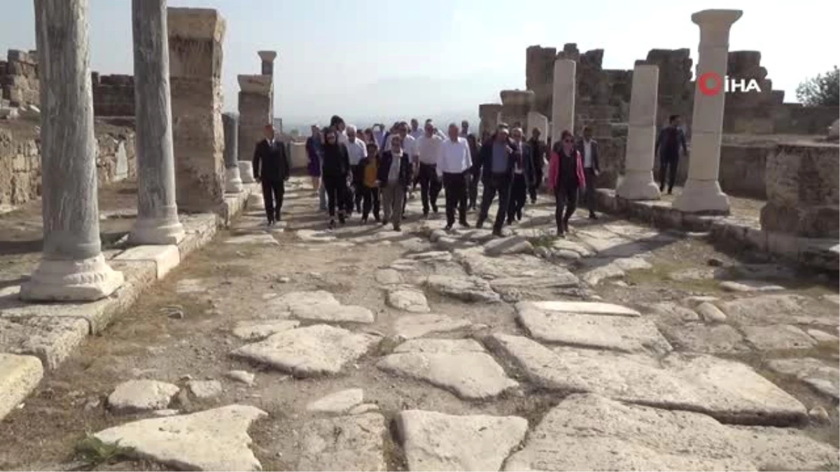 Büyükelçi Chilcott Laodikeia Antik Kenti\'nde Bulunan Tarihi Kilise ile İlgili Değerlendirmelerde...