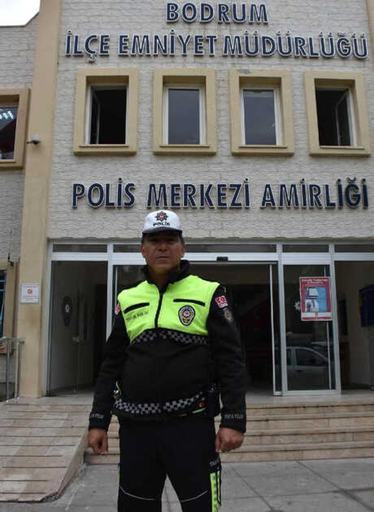 Göçmen Kız İçin Gözyaşı Döken Polis: Ben Babayım