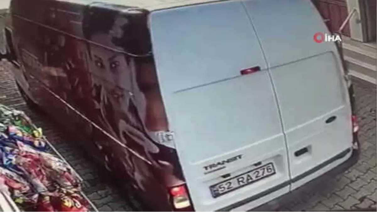 Görme Engelli Vatandaşa Minibüs Çarptı...kaza Anı Kamerada