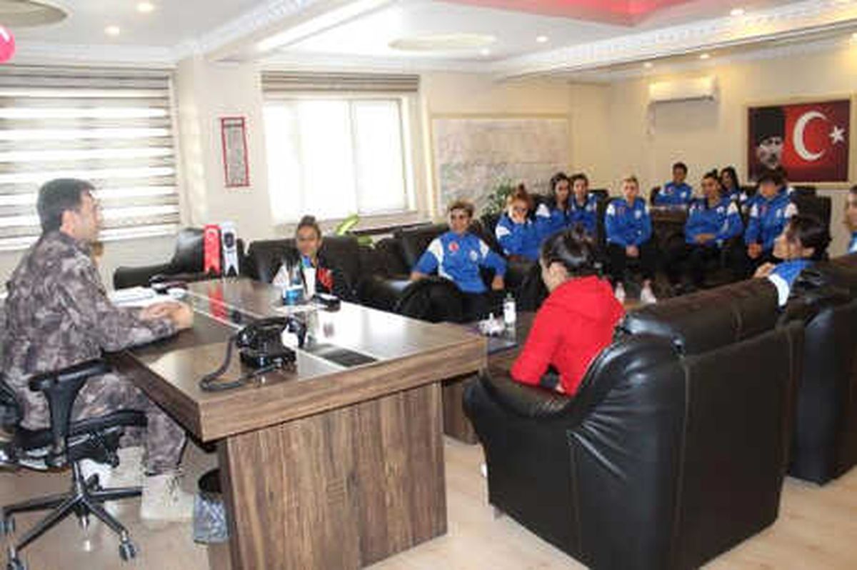 Hakkari Özel Harekat Şubesi\'nden Kadın Futbolculara Destek