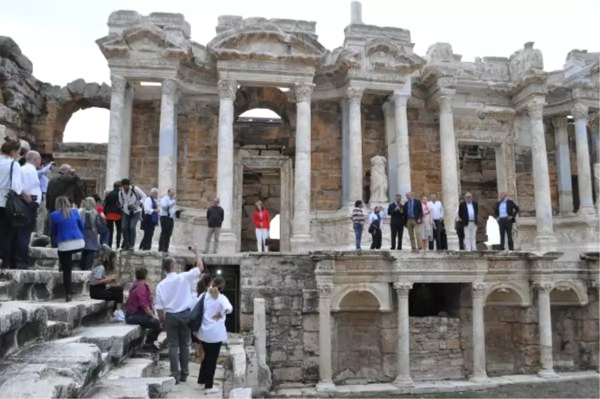 İngiltere Büyükelçisi Antik Tiyatroda \'İzmir Marşı\' Okudu