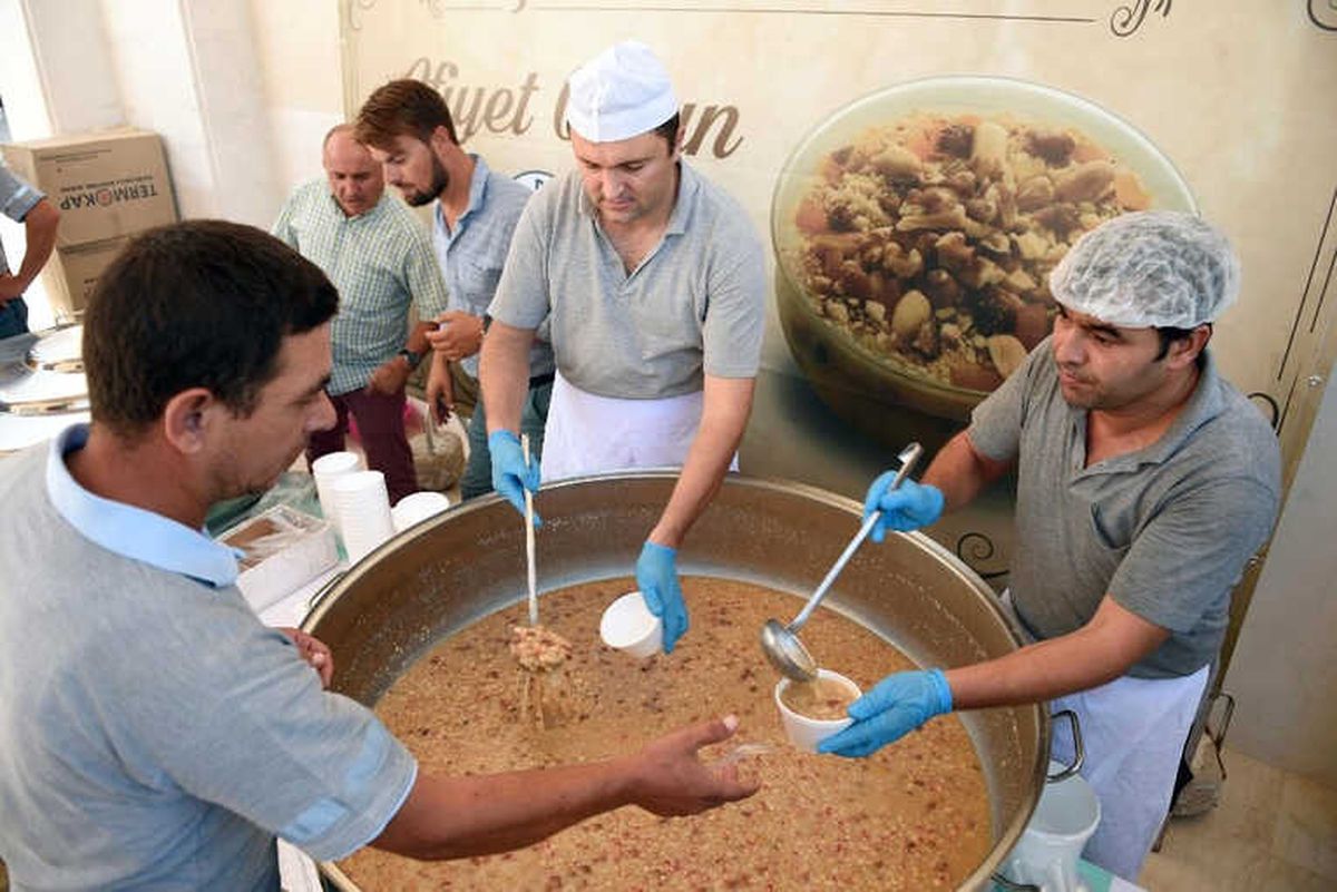 Kepez\'den 10 Bin Kişiye Aşure