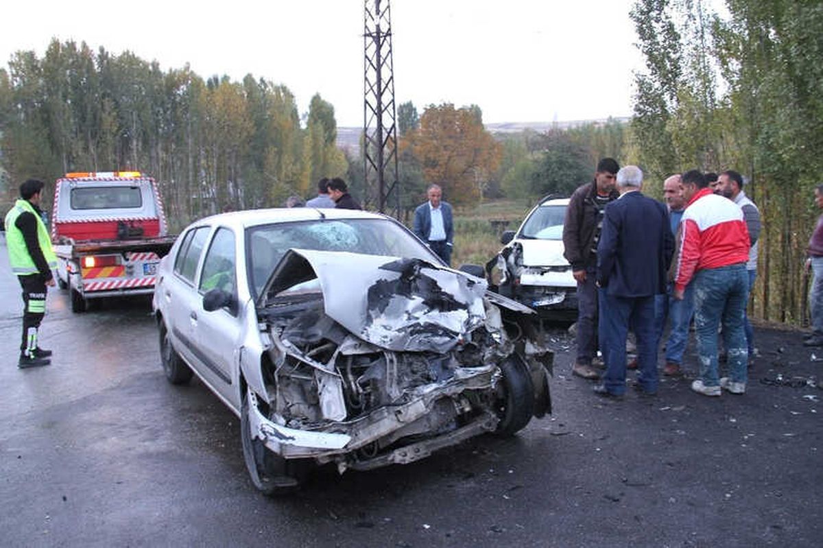 Muradiye\'de Trafik Kazası: 3 Yaralı