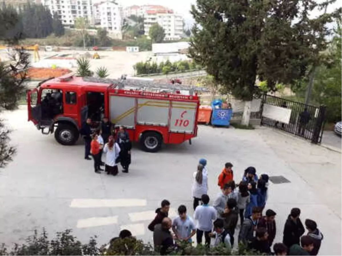 Okulda Lavaboya Dökülen Kimyasal Maddeler Patladı: 1 Yaralı