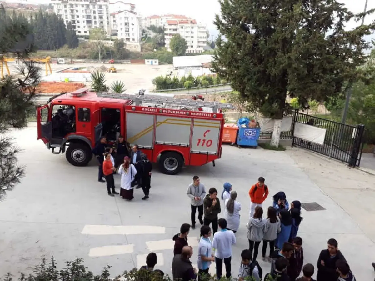 Okulda Lavaboya Dökülen Kimyasal Maddeler Patladı: 1 Yaralı