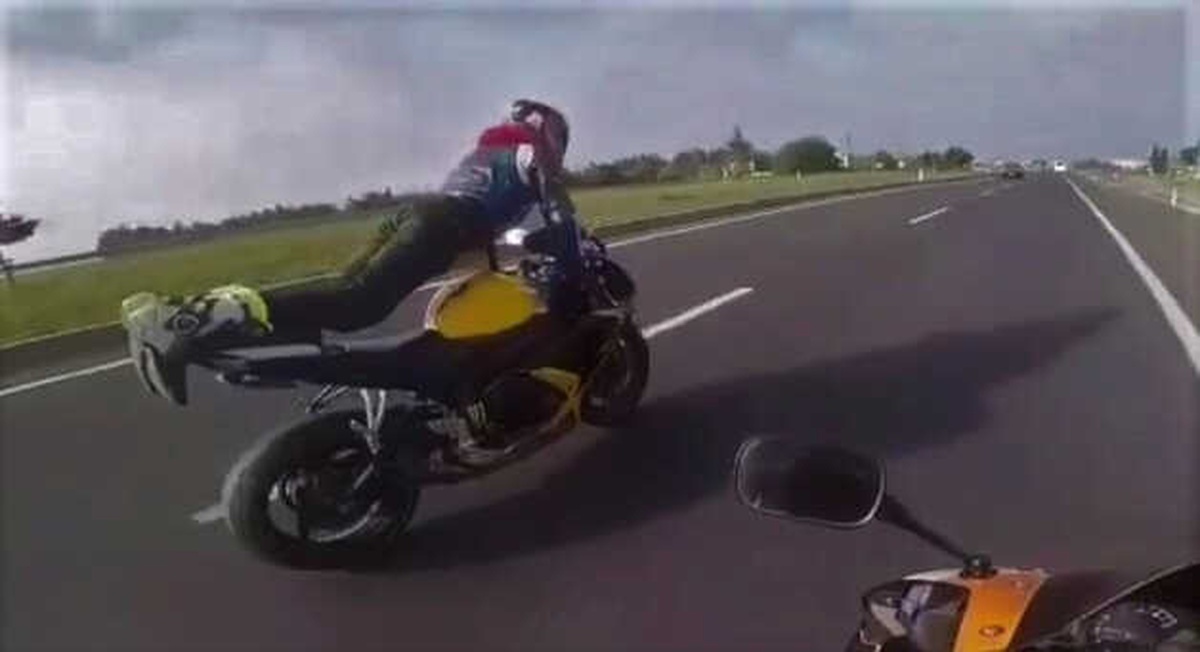 Motosiklette Şınav Çeken Maganda Kamerada