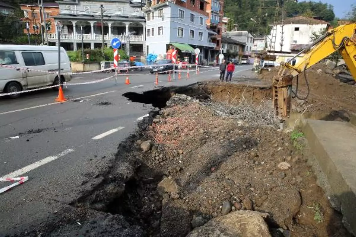 Rize\'de Taşkına Neden Olan Yol Altındaki Kemer Köprü de Yıkılıyor