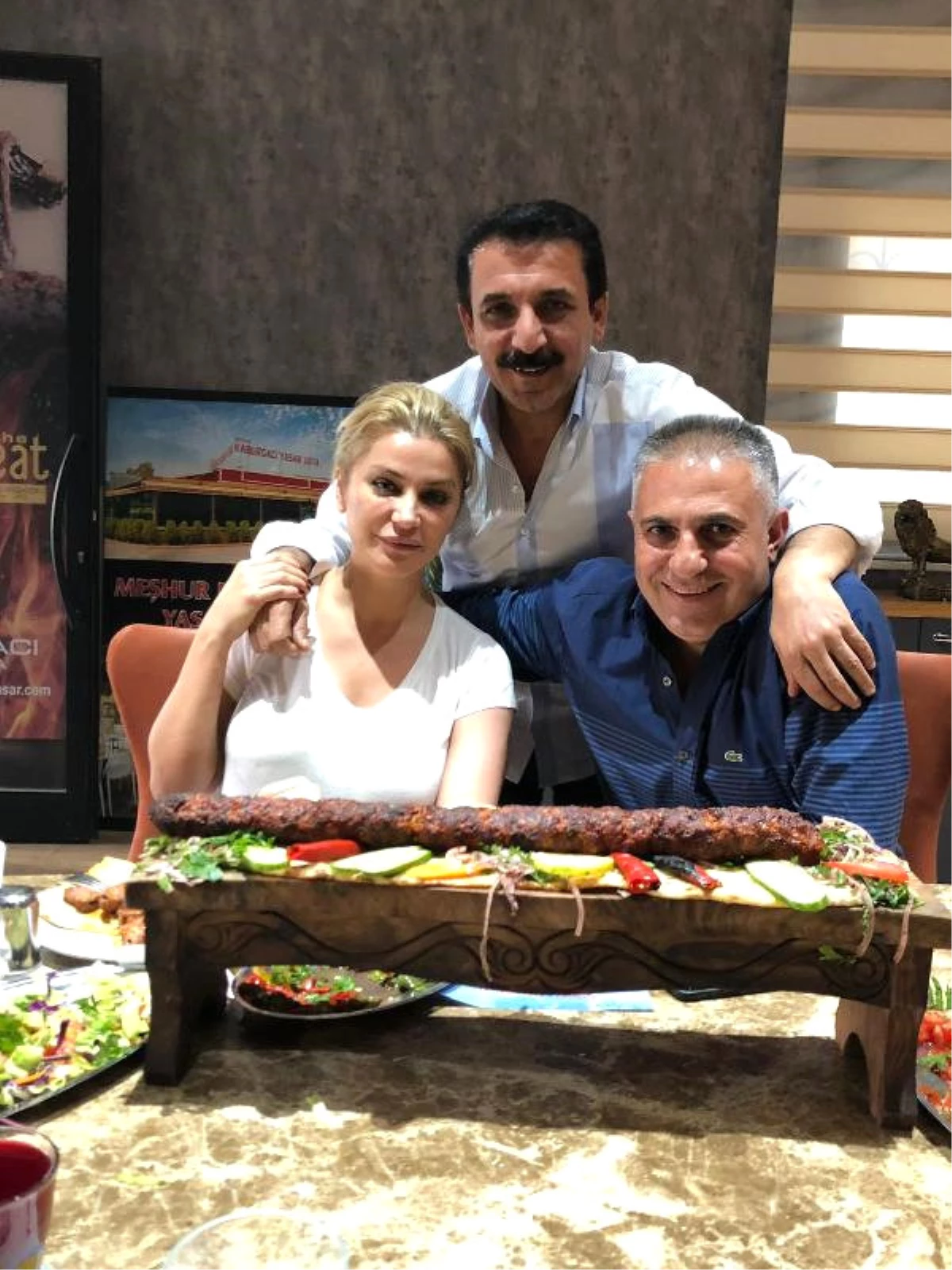 Songül Karlı ve Latif Doğan Kebap Yedi, Türkü Söyledi