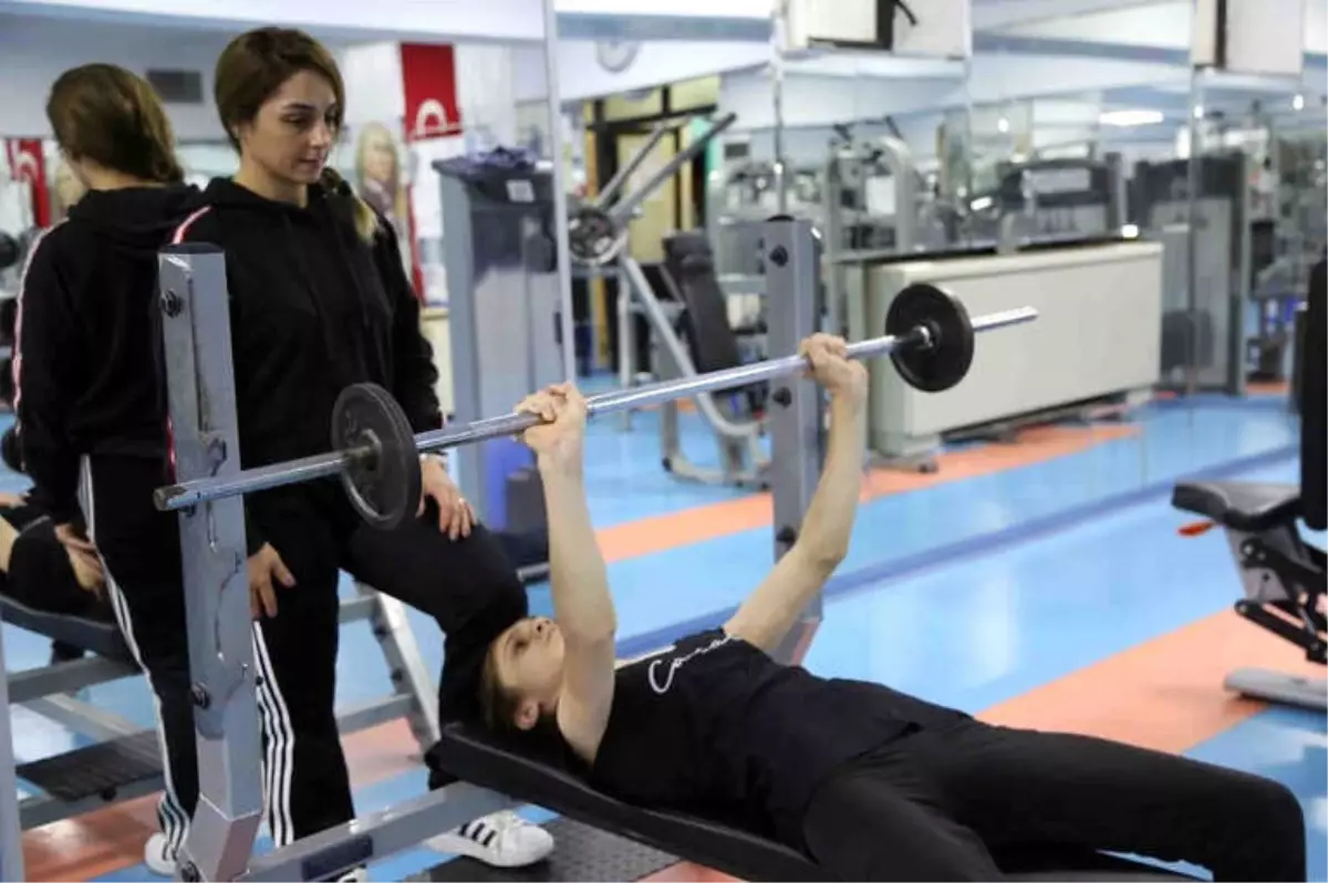 Suriyeli Zeynep Emekleyerek Geldiği Spor Salonundan Yürüyerek Çıktı"