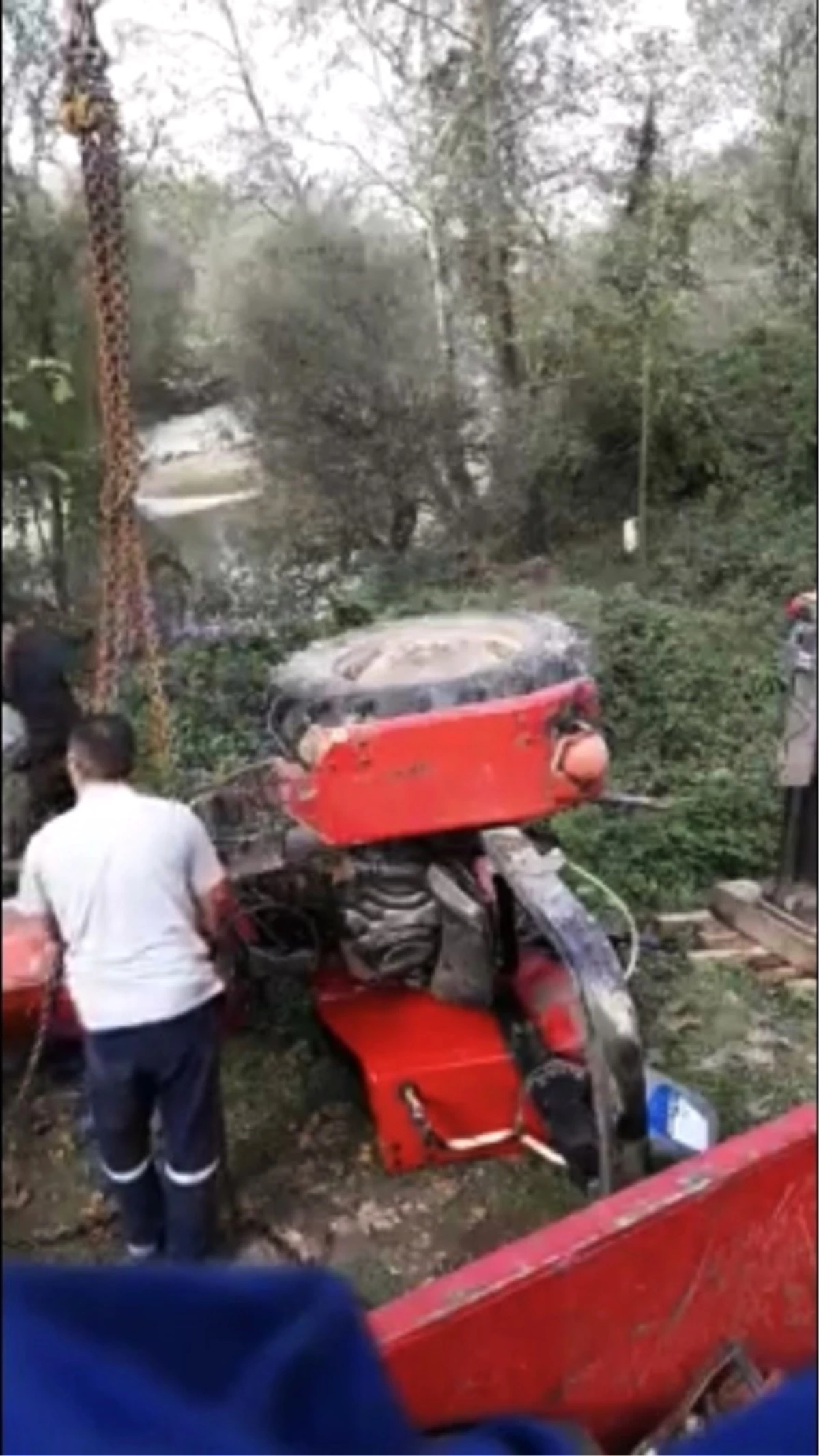 Sürücüsünün Kontrolünden Çıkan Traktör Sakarya Nehri\'ne Devrildi: 1 Ölü