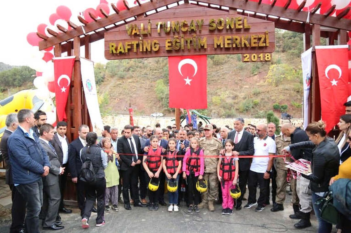 Türkiye\'nin İlk Rafting Eğitim Merkezi Tunceli\'de Açıldı