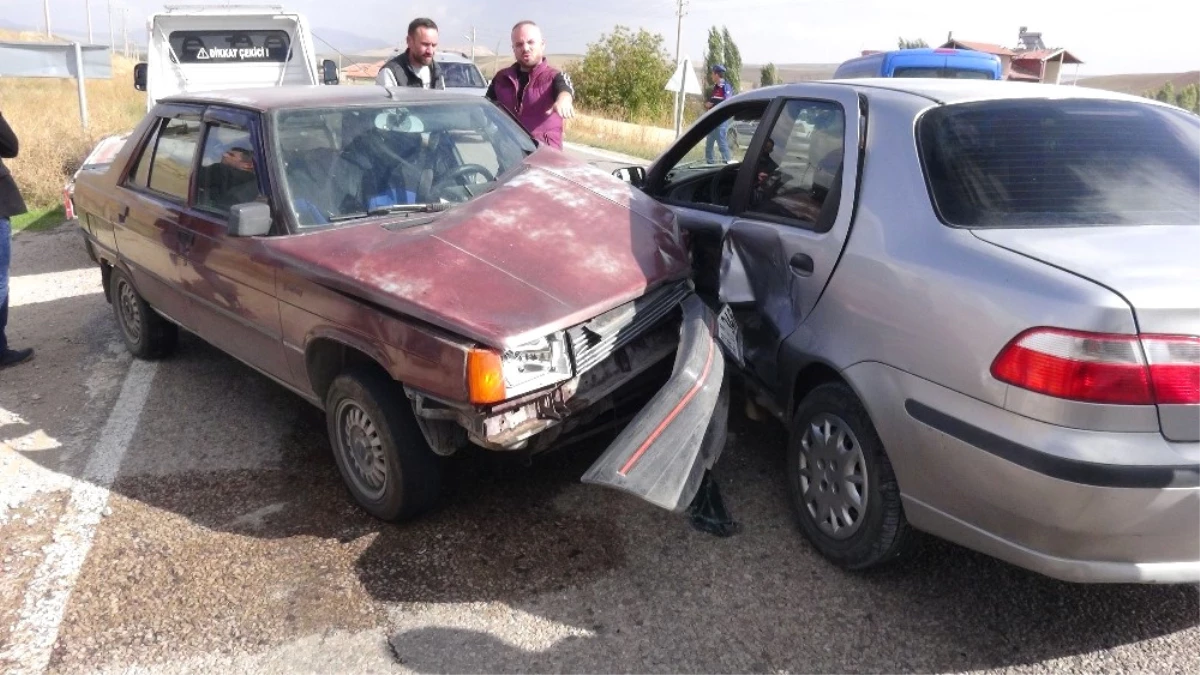 Aksaray\'da İki Otomobil Çarpıştı: 3\'ü Çocuk 9 Yaralı