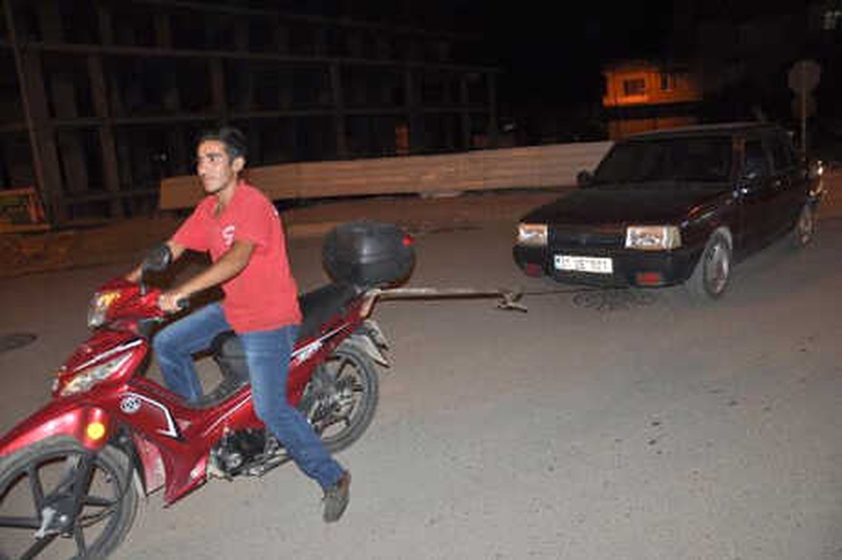 Arızalanan Otomobili, Motosiklete Bağlayıp Götürdüler