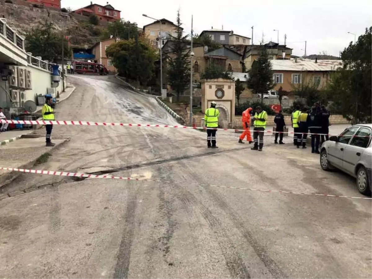 Arızalanan Tankerden Akan Asit Paniğe Yol Açtı