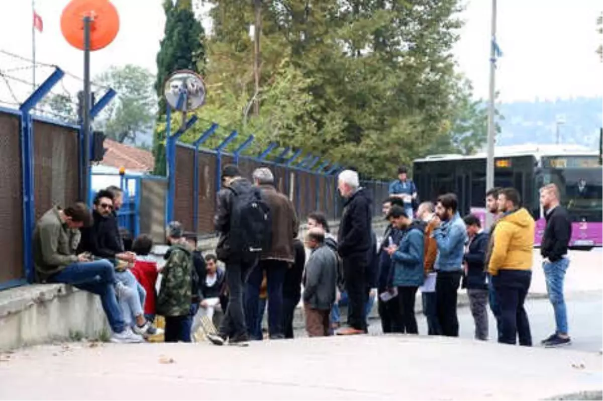 Askerlik Şubelerinde Başvuru Kuyrukları