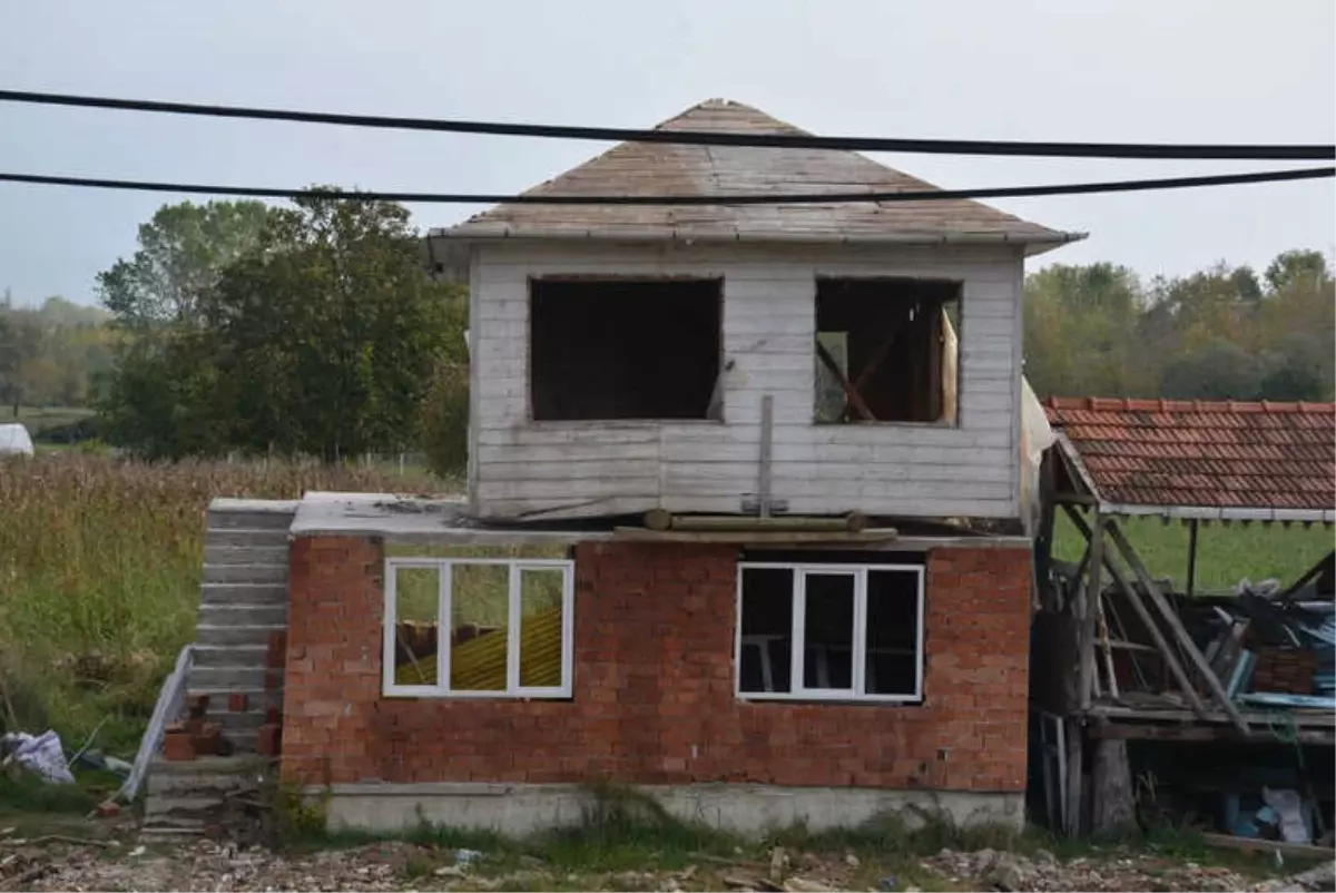 Baba Yadigarı Evi Kendi Evinin Üzerine Taşıdı