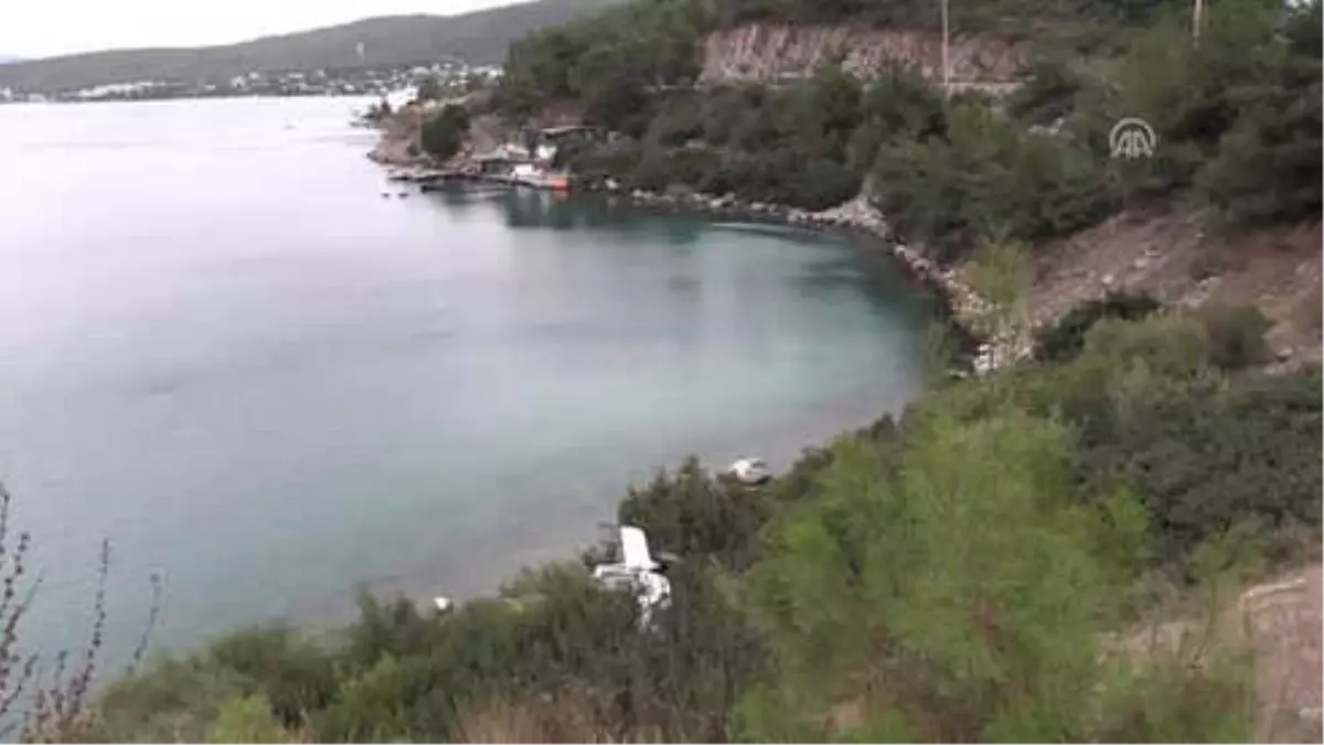 Bodrum\'da Kamyonet Şarampole Devrildi