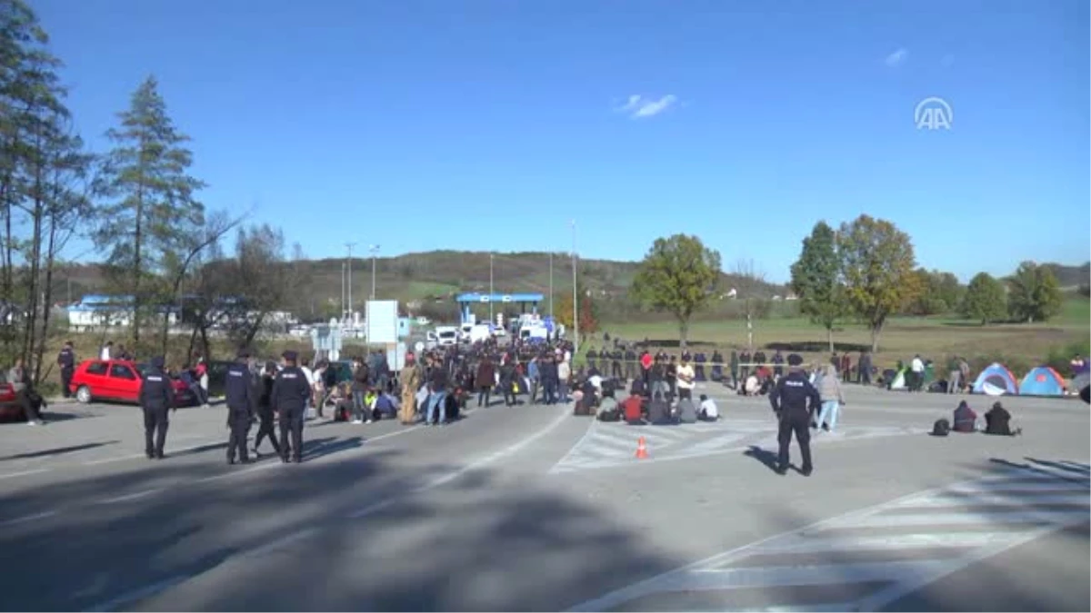 Bosna Hersek\'te Polis ile Sığınmacılar Arasında Arbede (2) - Velika Kladusa