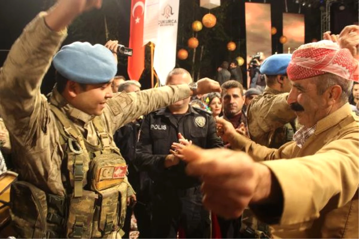 Çukurcalılar Asker ve Polisle Halay Çekti