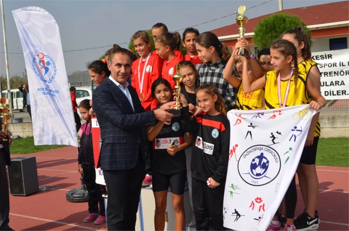 Cumhuriyet Kupası Atletizm Yarışları Yapıldı
