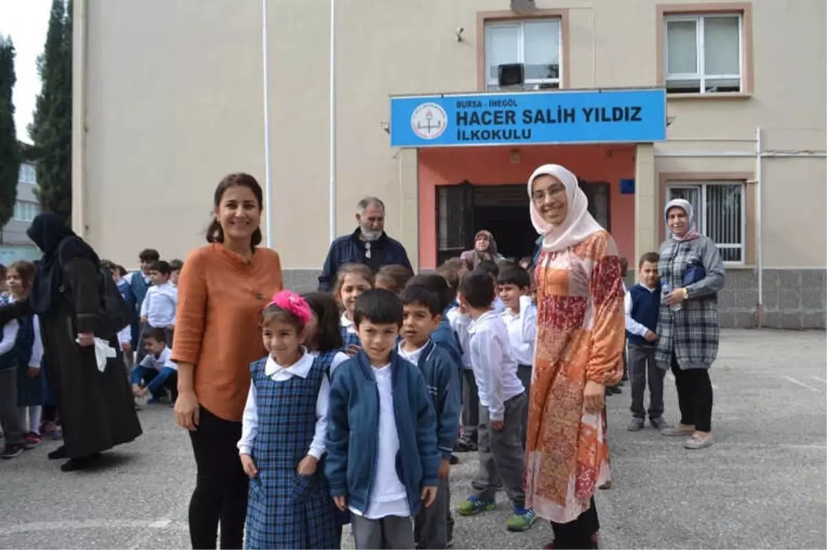 Dedeler ve Nineler Torunlarıyla Okul Bahçesinde Oyun Oynadı