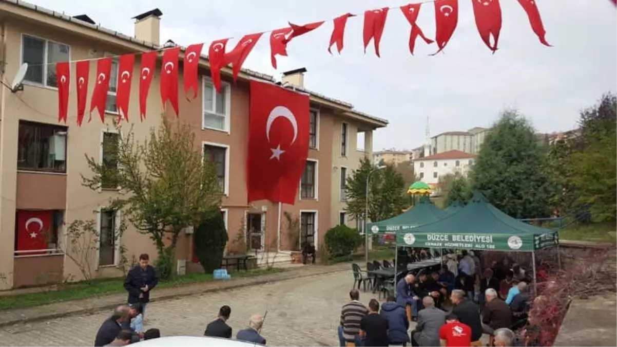 Düzceli Şehidin Evi Bayraklarla Donatıldı