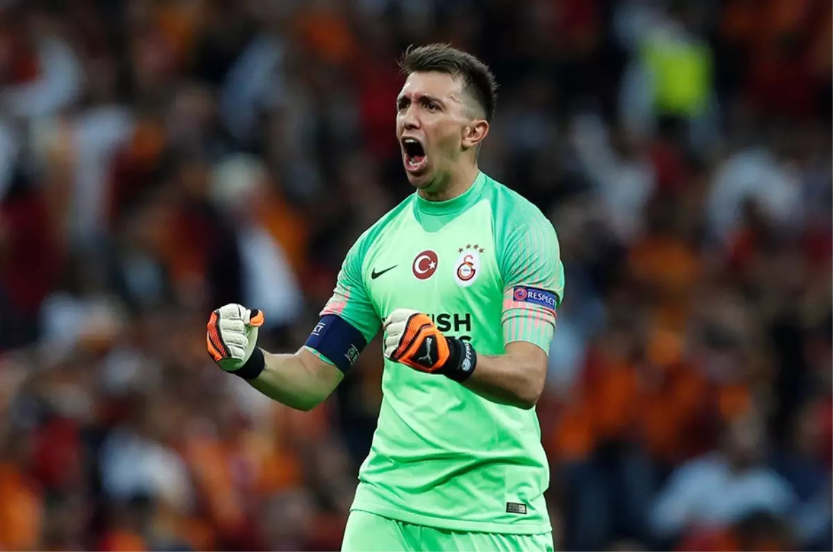 Galatasaray\'ın Uruguaylı Kalecisi Fernando Muslera, Mondragon ve Popescu\'nun Rekoruna Ortak Oldu