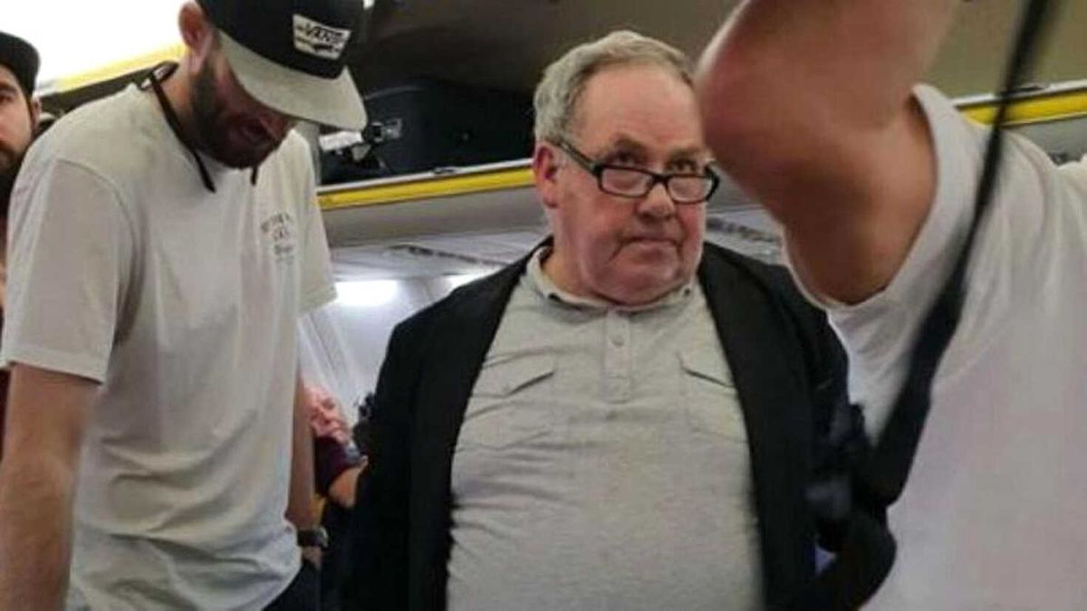 Video | Ryanair\'de Yanına Oturan Siyahi Kadına Irkçı İfadelerle Bağırdı