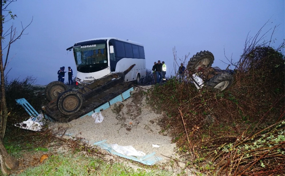 İşçileri Taşıyan Otobüs ile Küspe Yüklü Traktör Çarpıştı: 12 Yaralı
