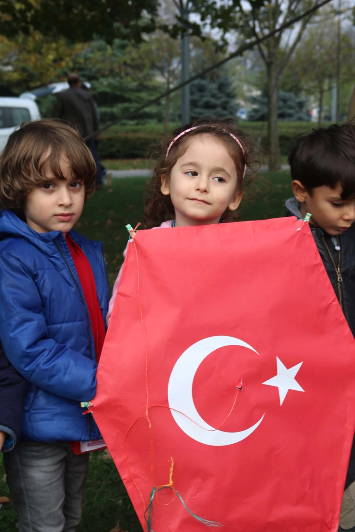 Kocaeli\'de Türk Bayraklı Uçurtma Gökyüzünü Süsledi