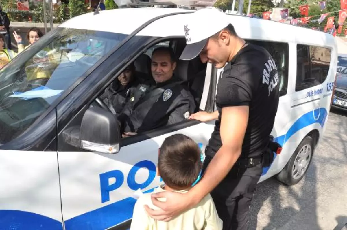 Öğrenciler Polis Oldu, Emniyet Kemeri Kontrolü Yaptı