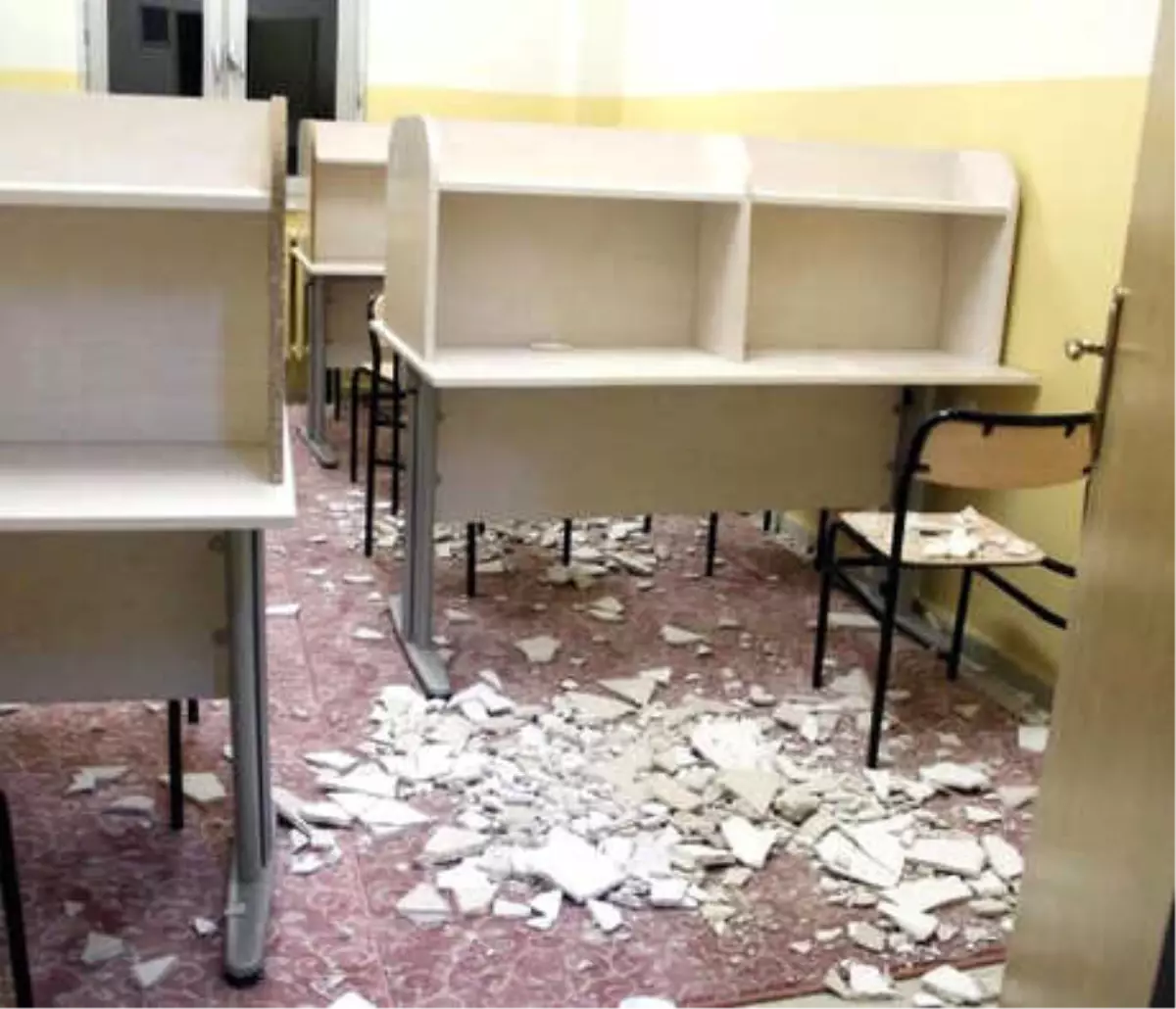 Okul Pansiyonu Tavanından Alçıpan Düştü: 3 Öğrenci Yaralı