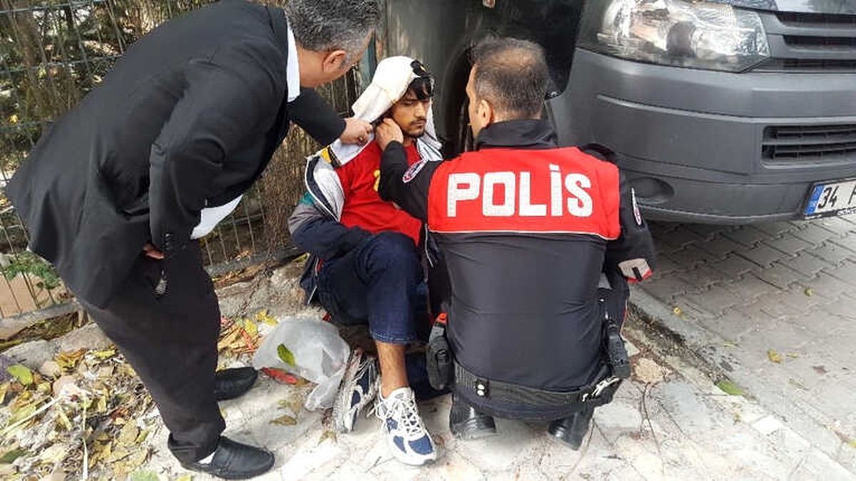 Yaralı Afgan Gence Polisten, "Sakın Gözlerini Kapatma"