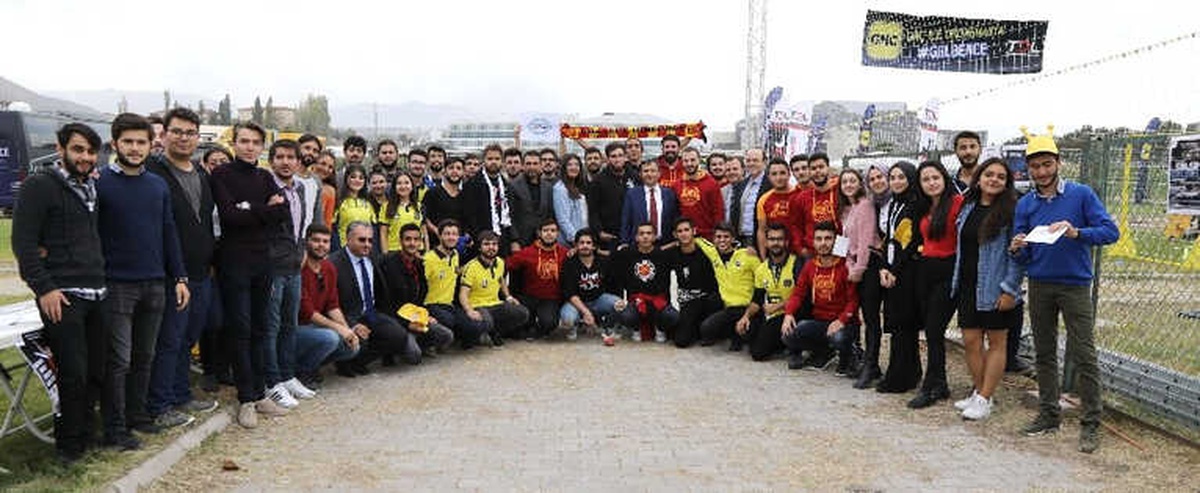 Rektör Çalış Güzfest 2018\'de Öğrencilere Eşlik Etti