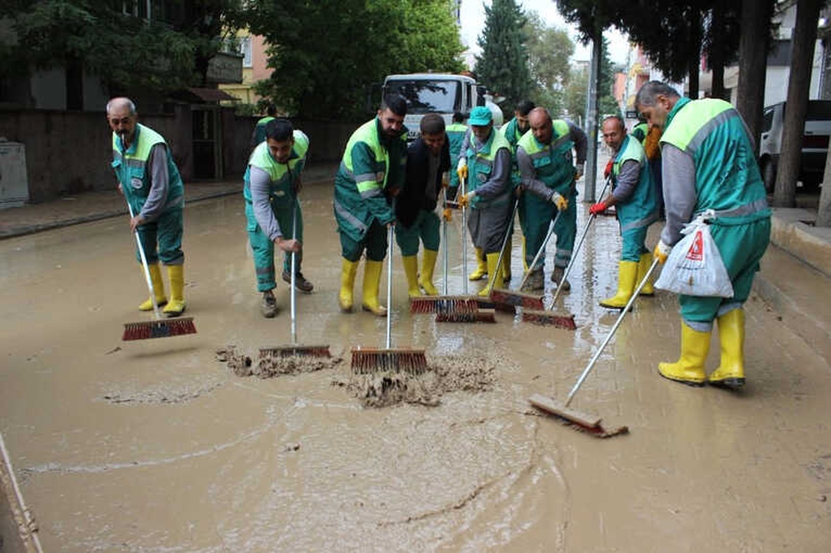 Sel Sonrası Cadde ve Sokaklar Çamur Deryasına Döndü