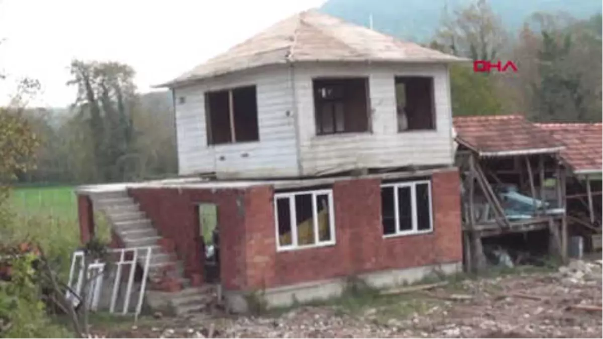 Sinop Babasından Kalan Ahşap Evi Kamyonla Taşıyıp, Evinin Üzerine Monte Etti