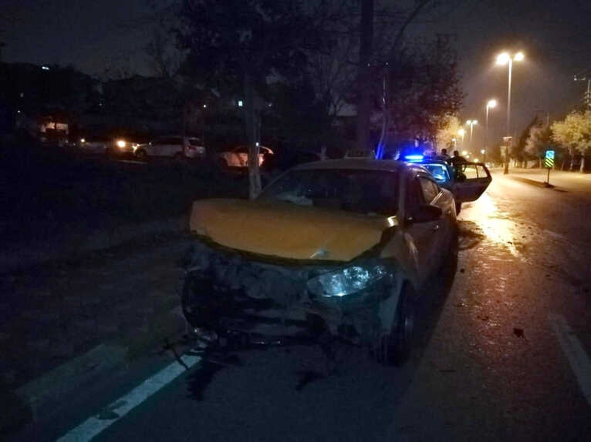 Ticari Taksi ile Otomobil Çarpıştı: 2 Yaralı