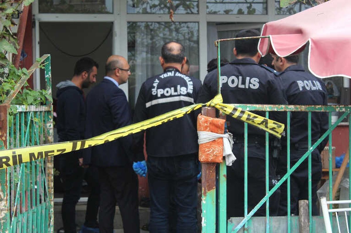 Üvey Annesini Boğazını Keserek Öldürdü