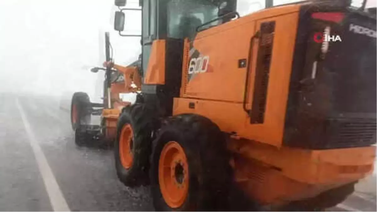 Van-Bahçesaray Yolu Kara Teslim Oldu