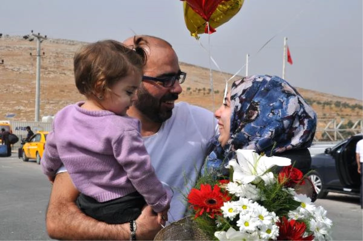 2 Yıl Ayrı Kaldığı Eşi ve Kızını Çiçek ve Balonla Karşıladı
