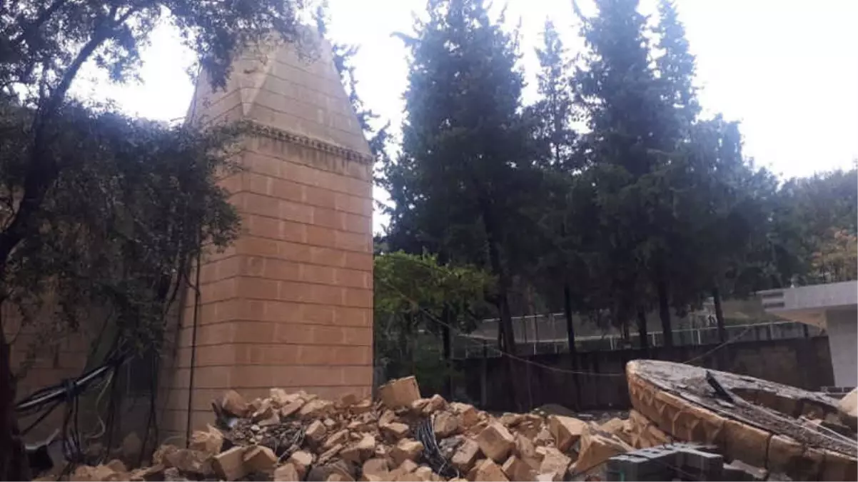 Adıyaman\'da Şiddetli Fırtına Nedeniyle Bir Caminin Minaresi, Sağlık Ocağı Bahçesinde Park Halinde...